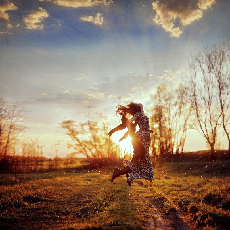 весна,солнце,прыжок,волосы,ветер,платье,радость,счастье Невесомостьphoto preview