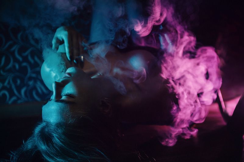 цвет, цветной дым, курит кальян, кальян, девушка с кальяном, Минздрав предупреждает...photo preview