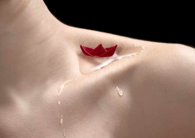 кораблик, красный, вода, части тела, ключицы, тело, креативный Ассольphoto preview