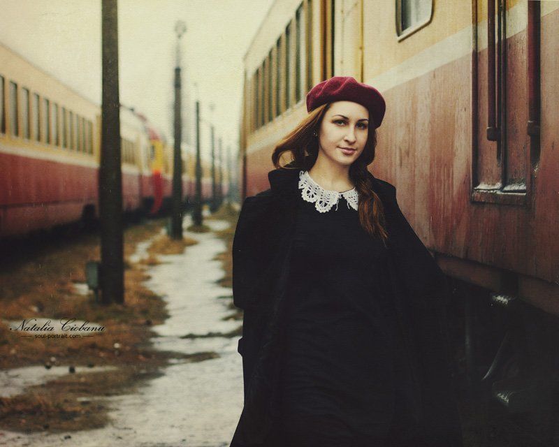 Девушка в красном беретеphoto preview