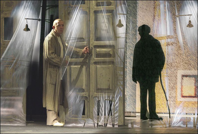 Перед открытой дверью..photo preview