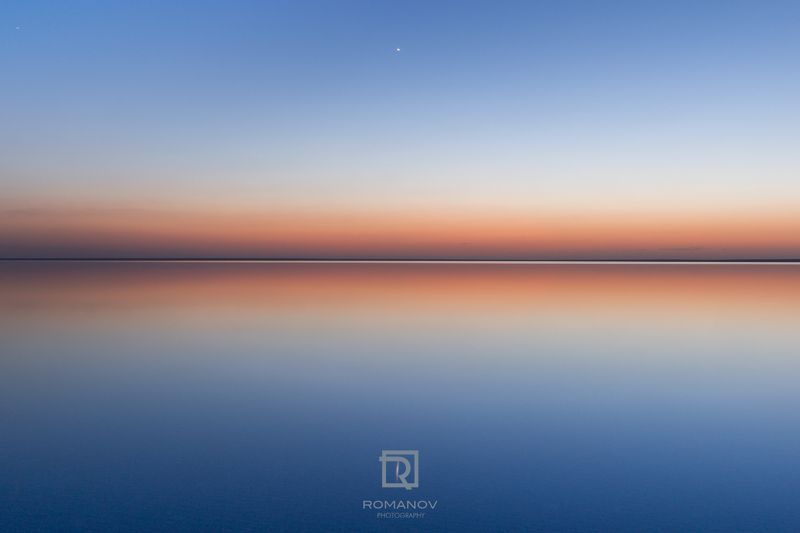 абстракт, свет, проекция, луч, силуэт, пространство, волна, узор, бесконечность, плазма, галактика, прожектор, свечение, озеро, отражение, звезда, закат, горизонт, линия, небо, Россия Venus Mirror - IIphoto preview