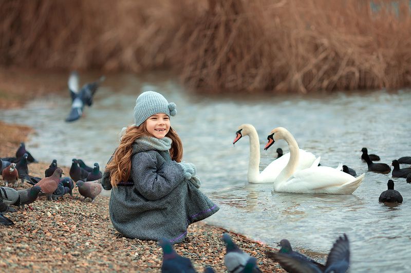девочка,  детская и семейная фотосессия, детский и семейный фотограф, радость, восторг, счастье, фотосессия, детское фото, детский фотограф, детская фотосессия, лебеди, птицы, улыбка Друзей много не бывает...photo preview