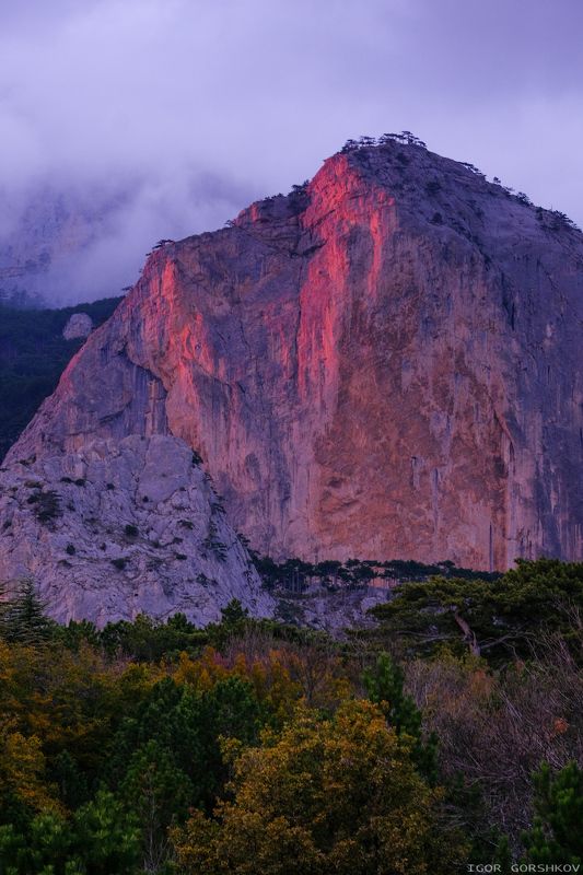 гора,закат,отсвет,шаан-кая,крым,горы,скалы,осень,вечер,тучи,туман,стена,пейзаж,природа,красный,лес Шаан-Кая в лучах закатаphoto preview