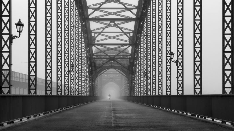 bridge, bw, urban, street, cyclist, fog mist, haze. way, road Alte Harburger Elbbrücke bei Nebel 3photo preview
