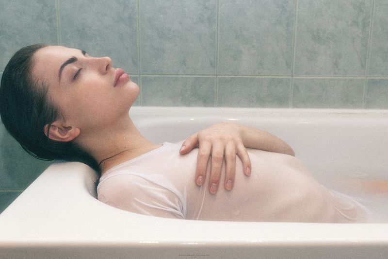 bath. girl. young. beauty. water. air Lovephoto preview