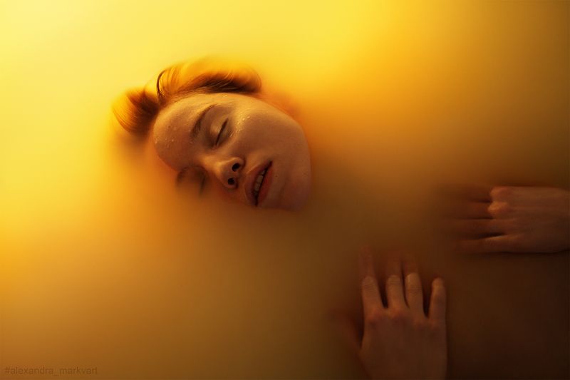 девушка,цветной свет, вода, молоко, мода Девушка в водеphoto preview