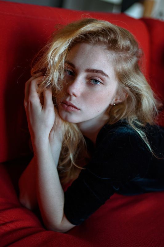 portrait, портрет, girl, red, indoor, девушка, молодость, ноябрь, ламповый, retouch, ретушь, цвет, красный Yevgeniaphoto preview