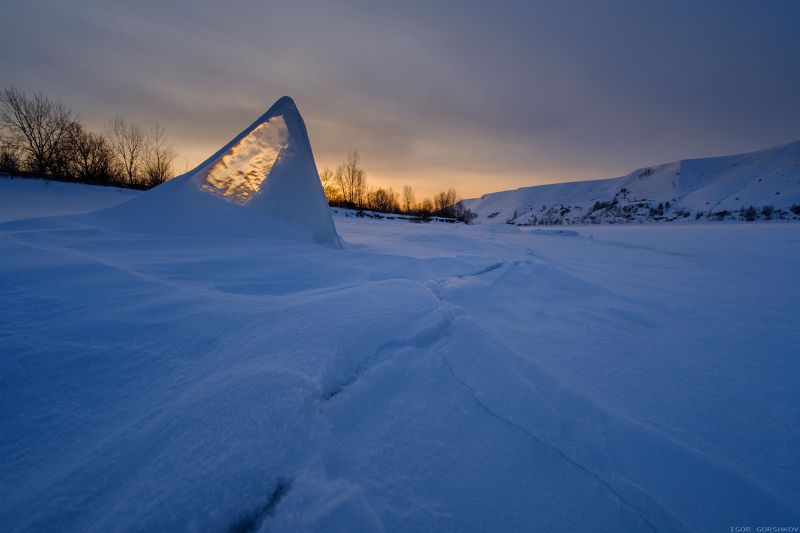 кама,река,зима,лёд,снег,закат,вечер,трещина,небо,горы,берег,пейзаж, Закат на зимней рекеphoto preview