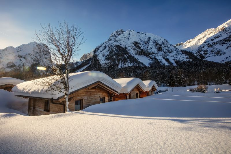 солнце, снег, сугробы, избушки, зима, дерево, горы Солнечный зимний день.photo preview