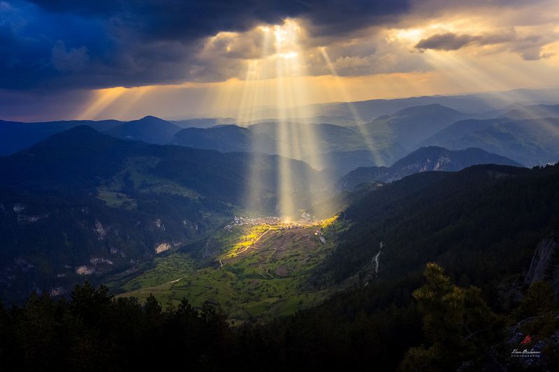 Divine raysphoto preview