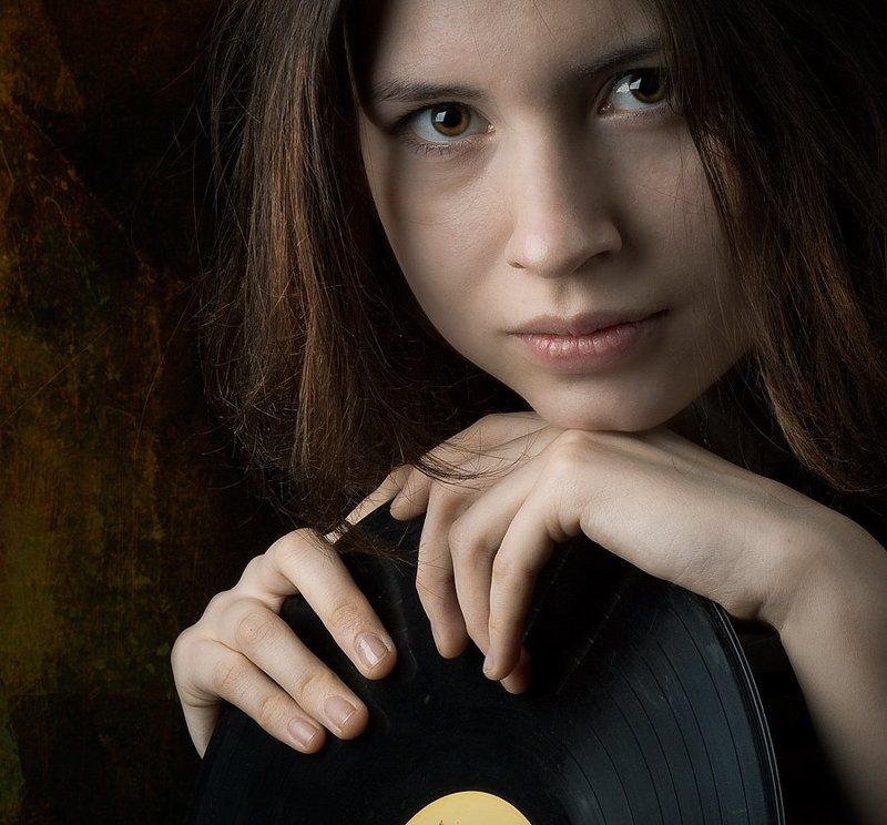 девушка, музыка. винил, пластинка, старая старая пластинка...photo preview