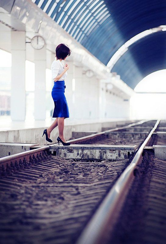 вокзал, девушка, рельсы В двенадцать ноль ноль..photo preview