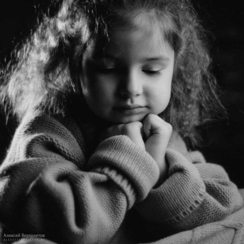 Портрет девочки в теплом свитереphoto preview