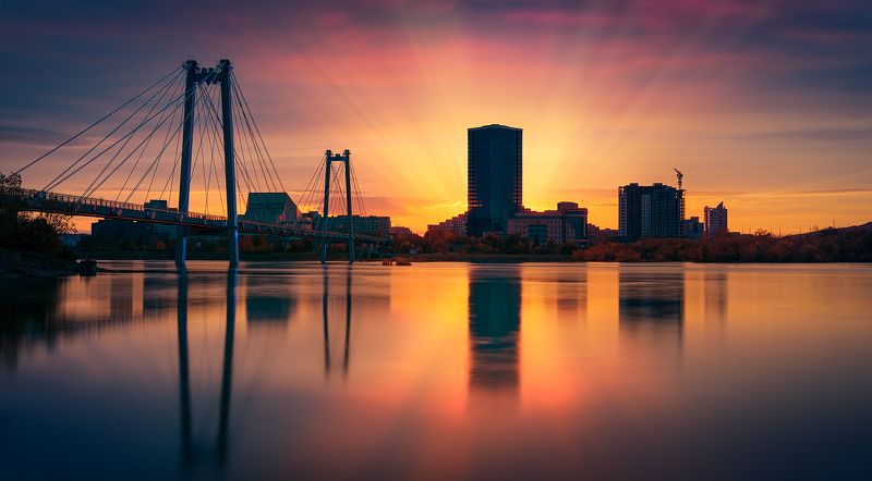 пейзаж, природа, город, архитектура, красноярск, енисей, сибирь, мост, вантовый, подсветка, берег, набережная, свет, краски, отражения, река, закат, большой, высокий, небоскреб Город на большой рекеphoto preview