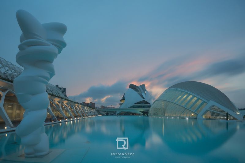 голубой, современный, архитектура, башня, небо, биотек, футуристический, здание, ночь, отражение, город, городской пейзаж, дизайн, фон, сьюдад, артес, ciencias, валенсия, испания, город искусств и наук Cloudy sunset in Ciudad de las Artesphoto preview