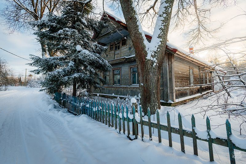 деревня, дом, фасад, снег, зима, солнце, мороз, изба, избушка, дорога, забор, деревья Зимой в деревнеphoto preview