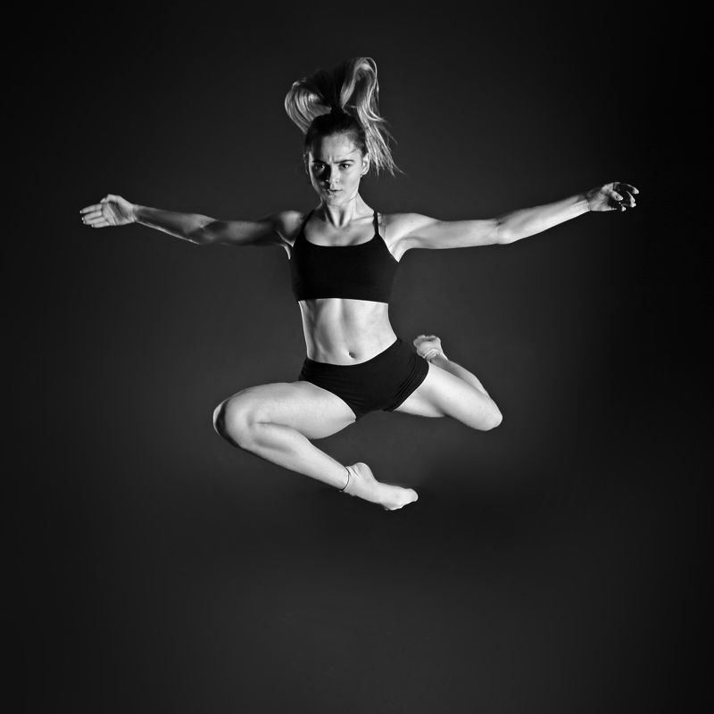 спорт, танец. девушка, прыжок,чб ***photo preview