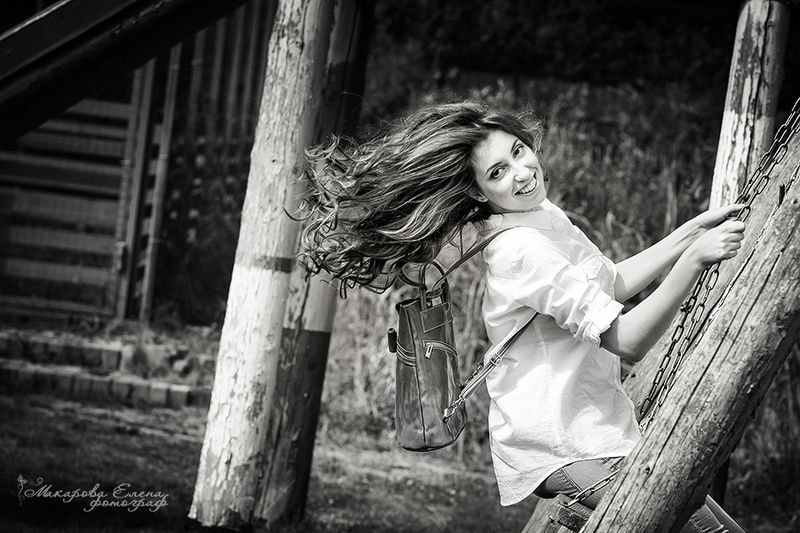 портрет улыбка качели Ветер в волосахphoto preview