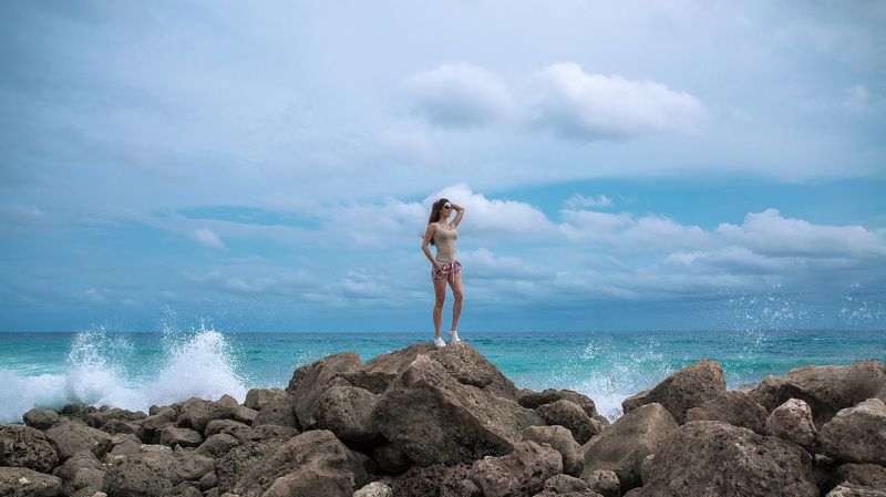 бали пляж камни море небо облака девушка Бали...photo preview