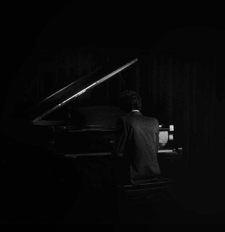 #hosseinmehrzad #myfeatureshoot #friendsinperson #حسین_مهرزاد #theweekoninstagram #everybodystreet #everydayeverywhere #persianlikes #hartcollective #reportagespotlight #uspiran #lensculturetalent #heatercentral #phroommagazine #friendsinperson #streetpho the pianistphoto preview