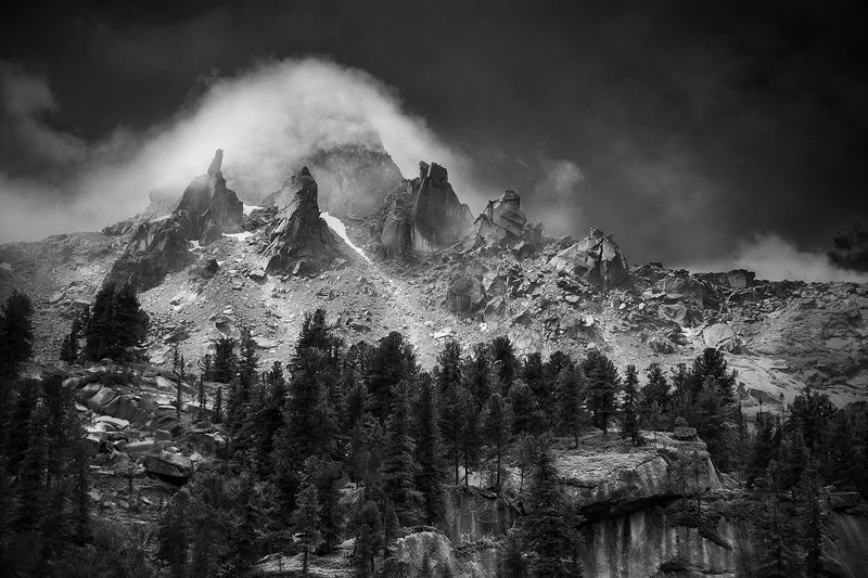 пейзаж, природа, путешествия, туризм, поход, горы, пик, вершина, скалы, тайга, ергаки, красноярский край, саяны, сибирь, чб, черно-белая, туман, облако Пик Молодежныйphoto preview