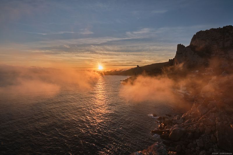 крым,пейзаж,закат,море,скалы,горы,туман,вечер,осень,берег,камни,облака,небо Закат на море с клочками тумана.photo preview