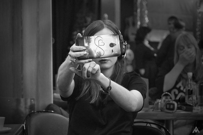 современница, девушка, телефон, селфи Современницаphoto preview