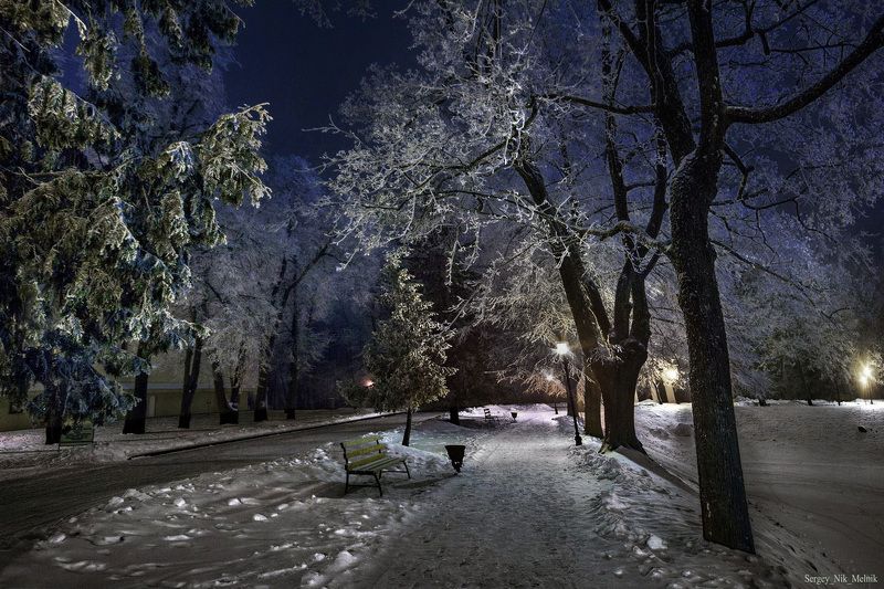 беларусь, мир,  несвиж, замок, дворец, архитектура Заиневевший-скверик у замка в Несвиже фото превью