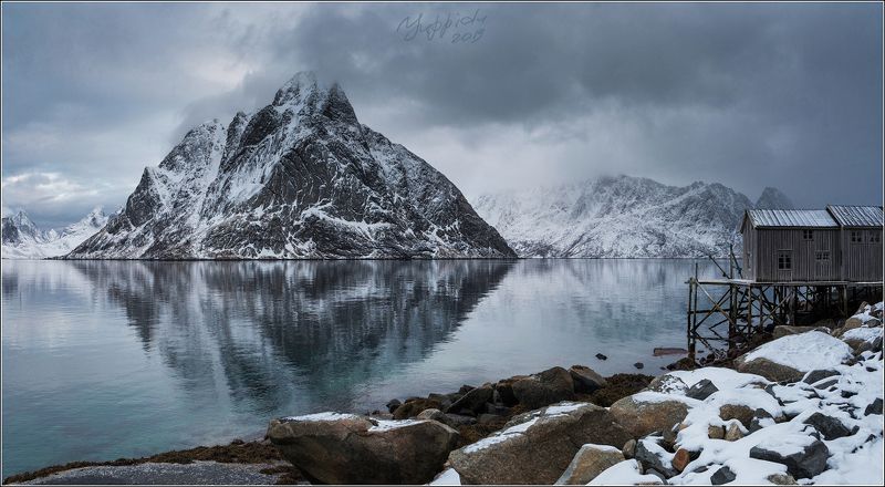 Олдстинден, Рейне, Норвегия Норвежский пейзаж с тревожным небомphoto preview