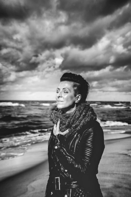 портрет женщина море пляж ветер чувства  наслаждениеphoto preview