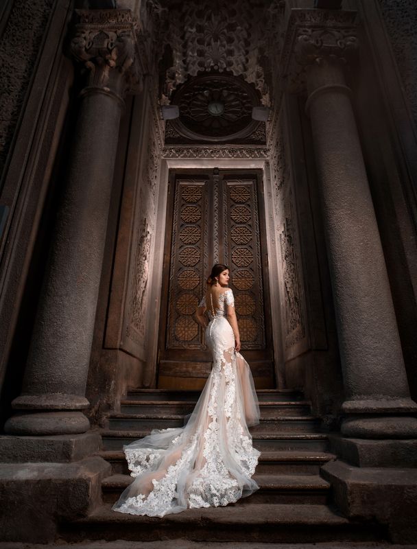 девушка, платье, архитектура, собор, свет, тень, шлейф ***photo preview