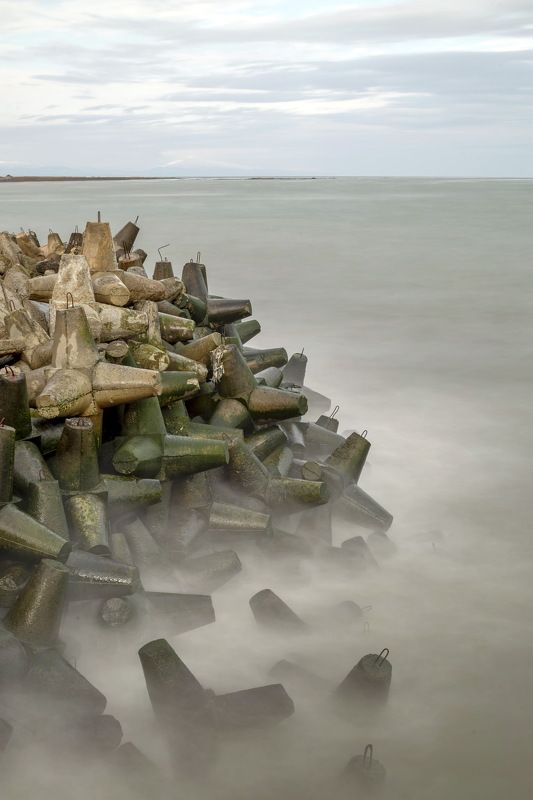 море погода зима побережье Каспий Азербайджан вода скала  песок Каспий зимойphoto preview
