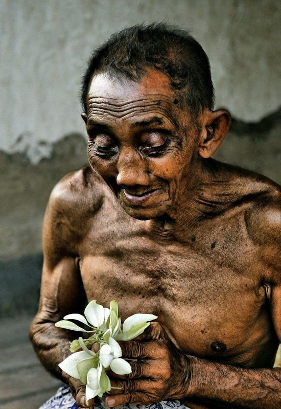 старик, цветок, бали Old manphoto preview