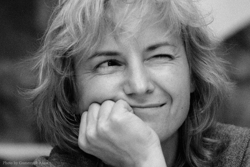 женщина улыбка лицо взгляд игривость знаменитость женщина,которая поетphoto preview