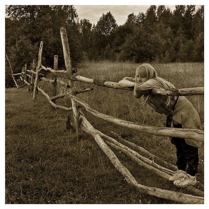 девушка, забор, настроение у  околицы фото превью