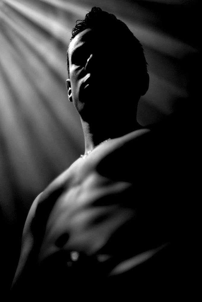 черный, монумент, ришенталь, парень, мальчик, лучи, свет, портрет, Железняк Михаил