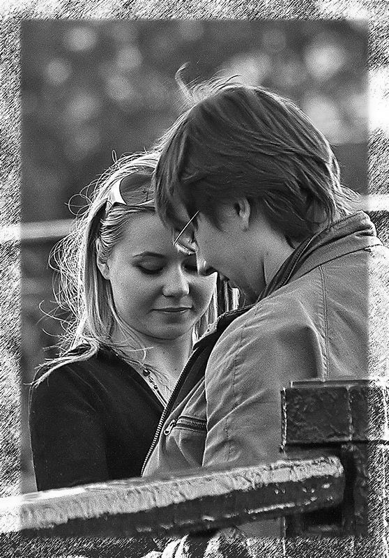 он, она На мостуphoto preview