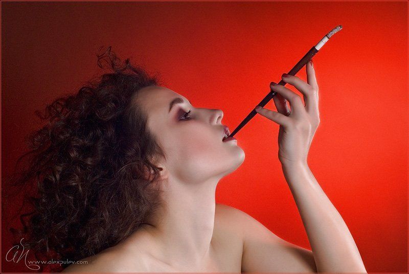 девушка,профиль,мундштук,красный эклектикаphoto preview