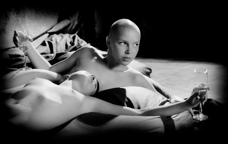 девушка фужер шампанское взгляд там.... далеко...photo preview