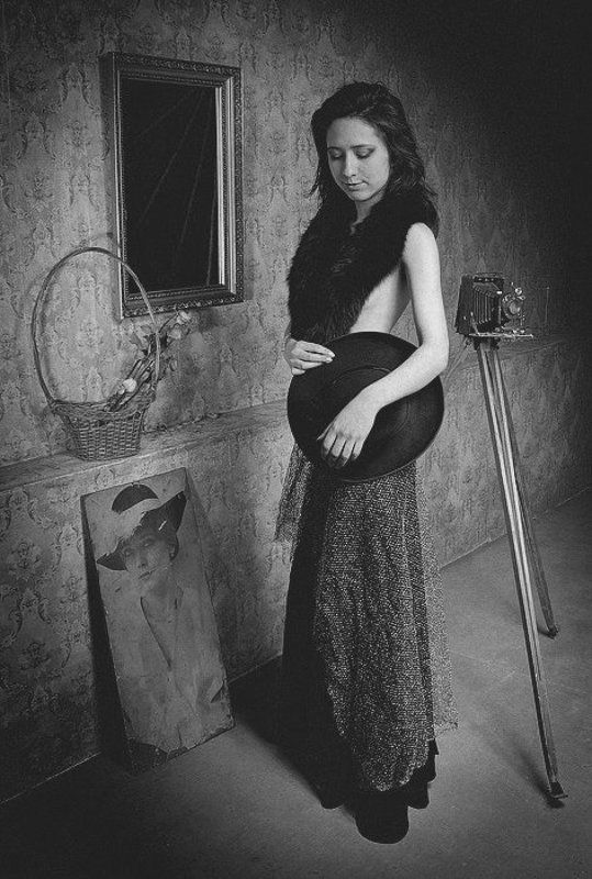 девушка зеркало шляпа былое и думыphoto preview