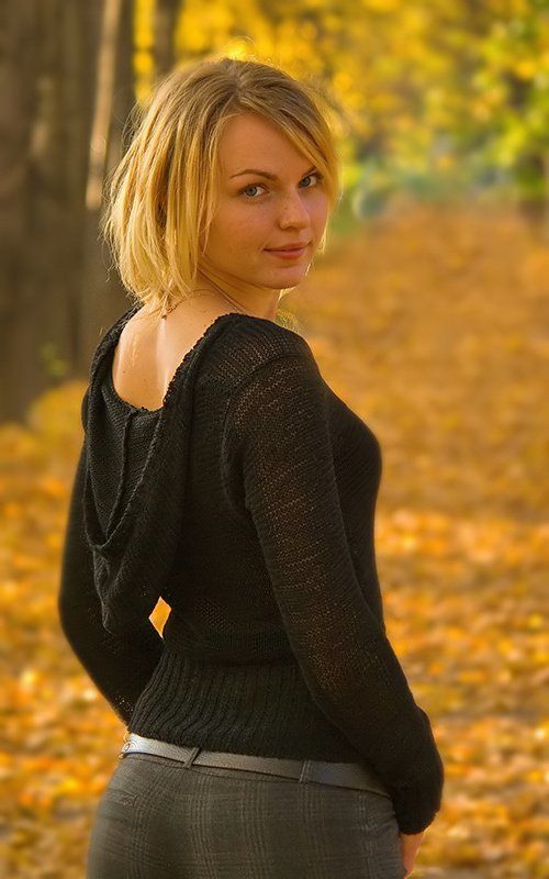 девушка  осень золотая Обернулась...photo preview