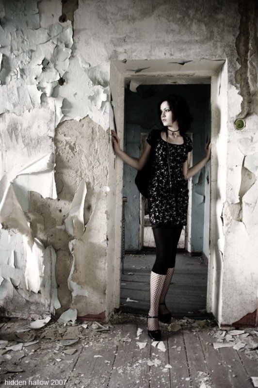 девушка, дом Abandoned Romantismphoto preview