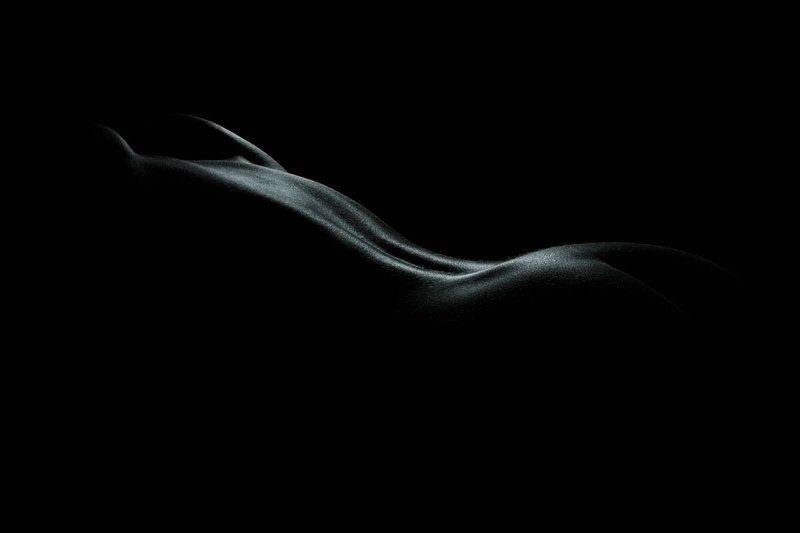 девушка спина контур свет Лунный каменьphoto preview