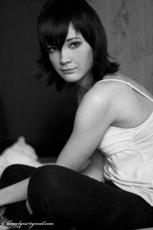 девушка, кошка, черно-юелое Кошкиphoto preview