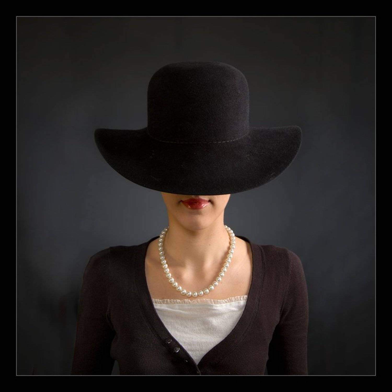 шляпа, губы, бусы, девушка, притягательная скрытность, Александр Дубовицкий