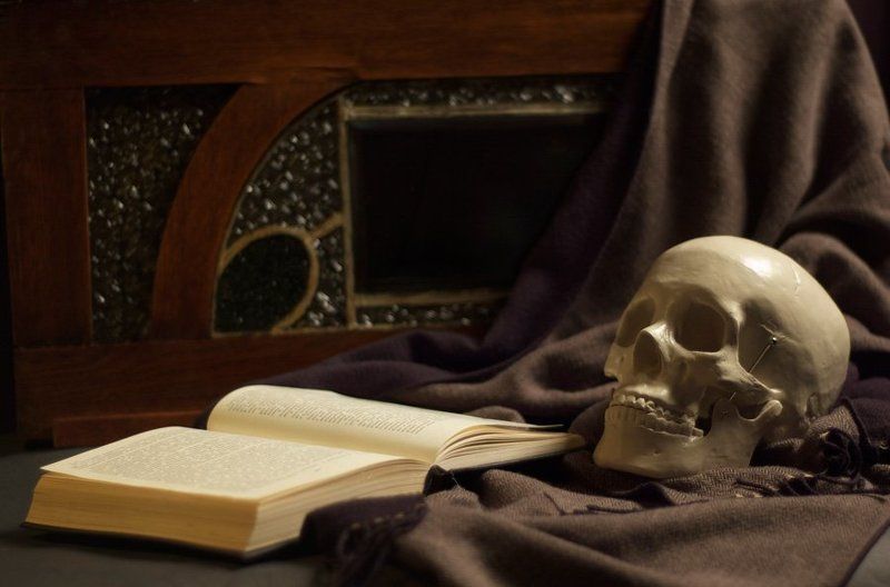 книга, череп театральный романphoto preview