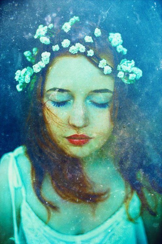 синий, красный, белый, циан, вода, девушка, лед, подо льдом, русалка, рыжие волосы, синие глаза, красные губы, цветы, букет, цветы в волосах б/нphoto preview