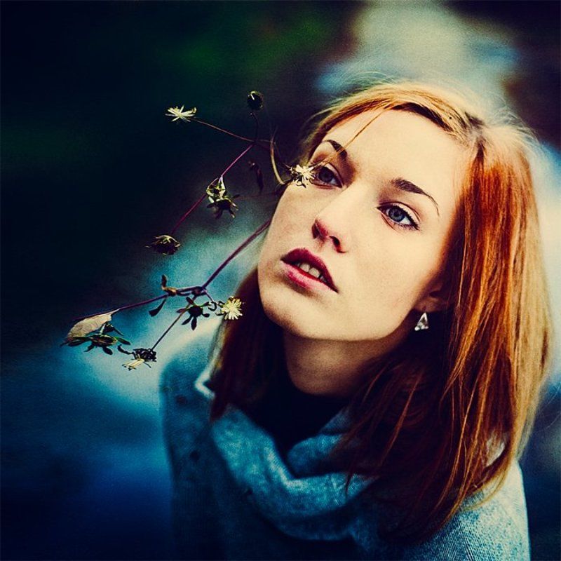 цветы в волосах, рыжие волосы, девушка, голубые глаза, вода, осень, небо, синий, голубой, холодные цвета Цветыphoto preview