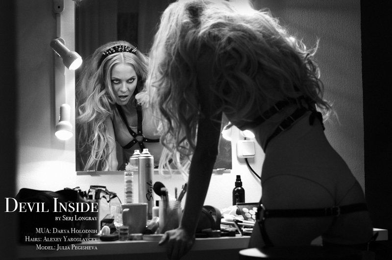 fashion, девушка, модель, секс, волосы, зеркало, отражение, двое, портрет Devil Insidephoto preview